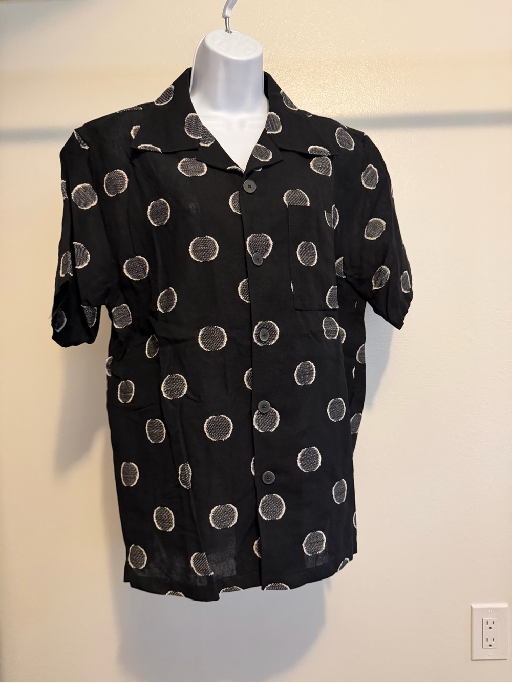 Clotapparel Black Short-Sleeve Button-Down Shirt with White Circular Print
